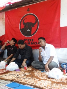 SAFARI. Achmad Fauzi (pegang mik) saat safari ke beberapa PAC. Dalam safari itu, ia berdiskusi dengan para pemuda dan warga.