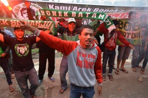 Sejumlah suporter Persebaya 1927 melakukan aksi di alun alun Sidoarjo, Jawa Timur, Minggu (26/4). Mereka mendukung Menpora yang telah tegas membekukan PSSI dan PT. Liga Indonesia serta menuntut hak-hak Persebaya Indonesia dikembalikan. ANTARA FOTO/Umarul Faruq/Zk/ed/ama/15