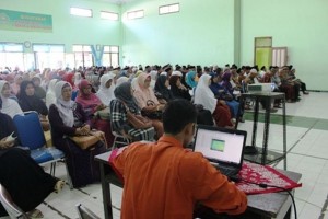 KUOTA HAJI. Calon jamaah haji mendapatkan pembekalan di aula Kemenag Kabupaten Probolinggo.