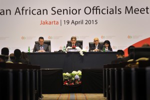 SOM KTT ASIA-AFRIKA. Dirjen Asia Pasifik dan Afrika Yuri Octavian Thamrin (tengah) bersama Direktur Kerjasama Intrakawasan Asia Pasifik Afrika Kemlu Ben Carnadi (kiri) serta Duta Besar RI untuk PBB Desra Percaya (kanan) memimpin pertemuan Asian-Africa Senior Official Meeting (SOM) dalam rangkaian Konferensi Tingkat Tinggi (KTT) Asia Afrika, di Jakarta Convention Center (JCC), Minggu (19/4). 