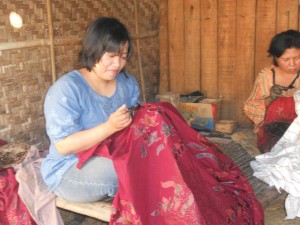 MEMBATIK. Sejumlah pembatik sedang membuat karya batik tulis di Desa Klampar, Kecamatan Proppo, Pamekasan.