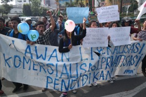 Sejumlah mahasiswa yang tergabung dalam Front Mahasiswa Nasional (FMN) berunjuk rasa memperingati Hari Pendidikan Nasional di kawasan titik nol, Kota Medan, Sumatera Utara, Sabtu (2/5). Mereka mendesak pemerintah mewujudkan sistem pendidikan murah dan berkualitas hingga perguruan tinggi, di seluruh Indonesia. ANTARA FOTO/Irsan Mulyadi/ss/mes/15