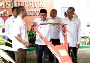 Bupati Sumenep, A Busyro Karim, didampingi Kadishutbun, Herman Poernomo, saat meninjau bantuam Handtraktor sebelum didistribusikan kepada penerima. (MADANI)