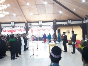 Bupati Sampang, KH. A Fannan Hasib saat melakukan pengambilan sumpah kepada para pejabat.