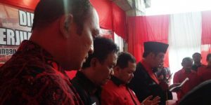 Sekretaris PDI Perjuangan Jawa Tengah, Bambang Kusriyanto (dua dari kiri), saat kegiatan tasyakuran HUT ke 44 PDI Perjuangan di Kantor DPC PDI Perjuangan Kabupaten Semarang di Bawen, Kamis (12/1/2017) petang. (Kontributor Ungaran, Syahrul Munir)