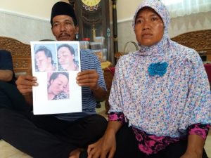 Mosadeh (kanan), korban penganiayaan, didampingi suaminya, Marwi (kiri)