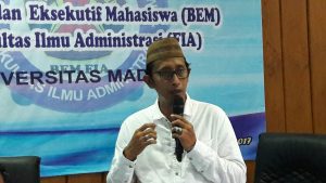 Moh. Hasan Jailani (Mamak) saat menyampaikan orasi kebangsaan dan seminar regional BEM Fakultas Ilmu Administrasi (FIA) Unira Pamekasan. (RIDWAN)
