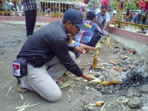 Wisatawa  Saat Kunjungi Api Tak Kunjung Padam. (RIDWAN)