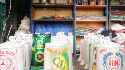 Berbagai merek beras di Pasar Induk Beras Cipinang 