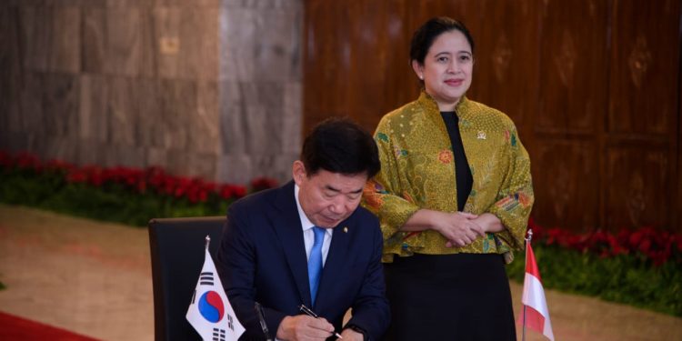 Puan Maharani Jelaskan Sejarah Gedung Kura-kura kepada Kim Jin-pyo
