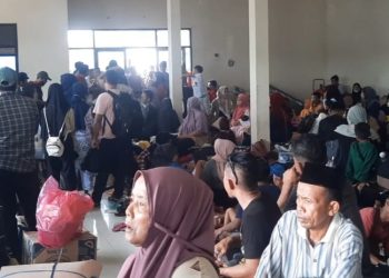 Tertahan di Pelabuhan Kalianget, Puluhan Calon Penumpang Kapal Tujuan Masalembu Akan Diantar ke Surabaya