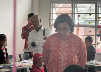 Sri Mulyani Ajak Murid Fathimah Elementary School Bernyayi Satu Nusa Satu Bangsa