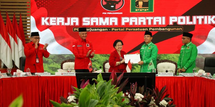 Ketua Umum PPP Serahkan Hasil Rapimnas kepada Megawati Soekarnoputri