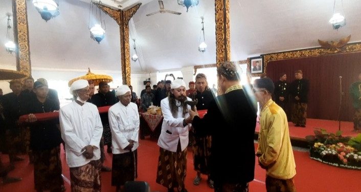 Kirab – Pengembalian Pusaka Keraton Sumenep Berlangsung Meriah, Namun Tetap Sakral
