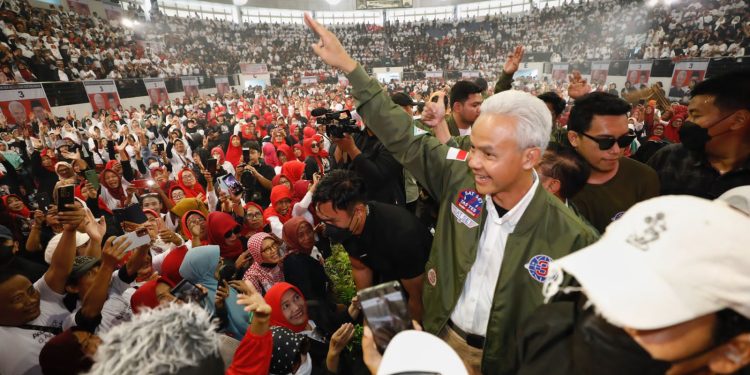 Sambut Ganjar, Ribuan Pensiunan ASN dan Purnawirawan TNI/Polri Sesaki DBL Arena Surabaya