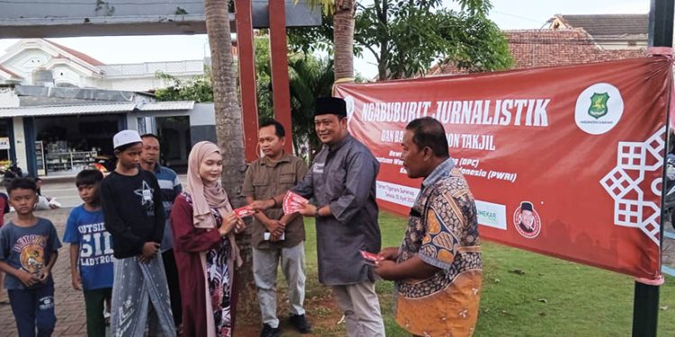 Wartawan Sumenep Bagikan Ratusan Voucher Takjil Gratis kepada Masyarakat